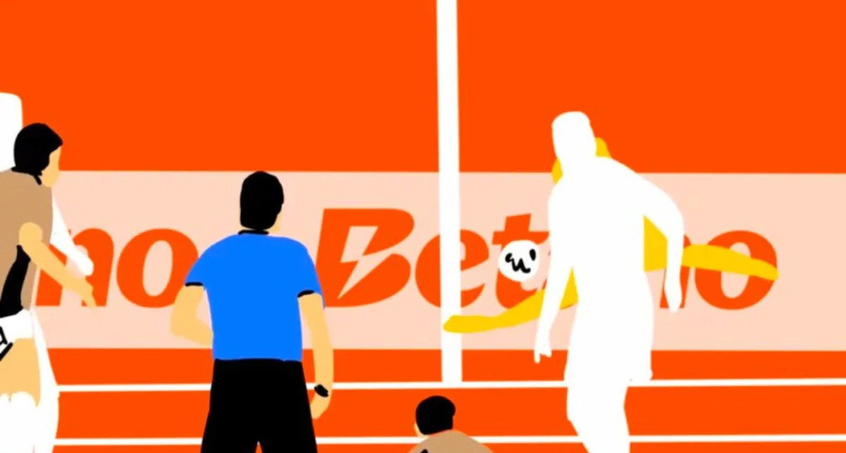 Ilustración plana en tonos naranjas de varios futbolistas y un árbitro delante de una valla publicitaria con el nombre de la marca; portada que un portal de reseñas usa para su nota de opiniones.